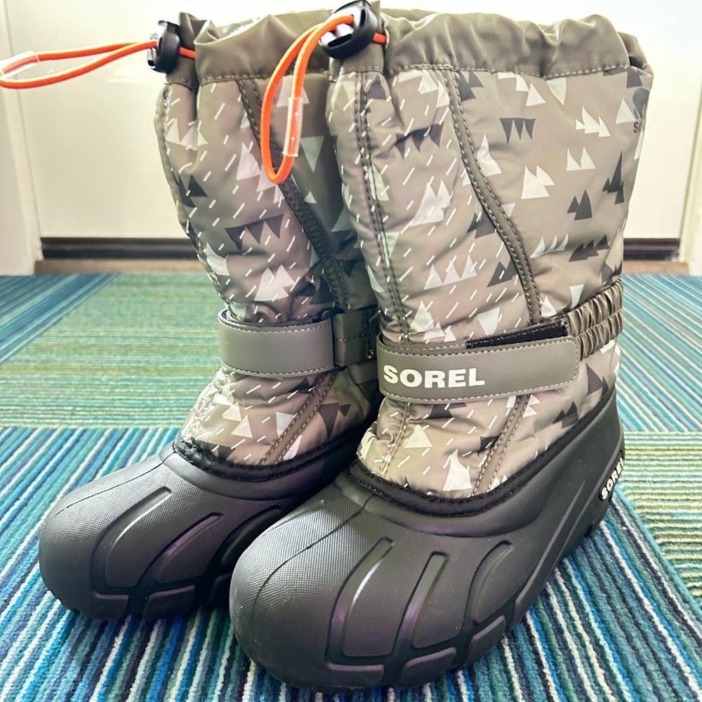 Sorel Kids' Boots with Green Lining and Tan Exterior